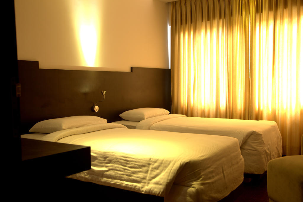 Hotel Gokulam Park Ченнаи Экстерьер фото